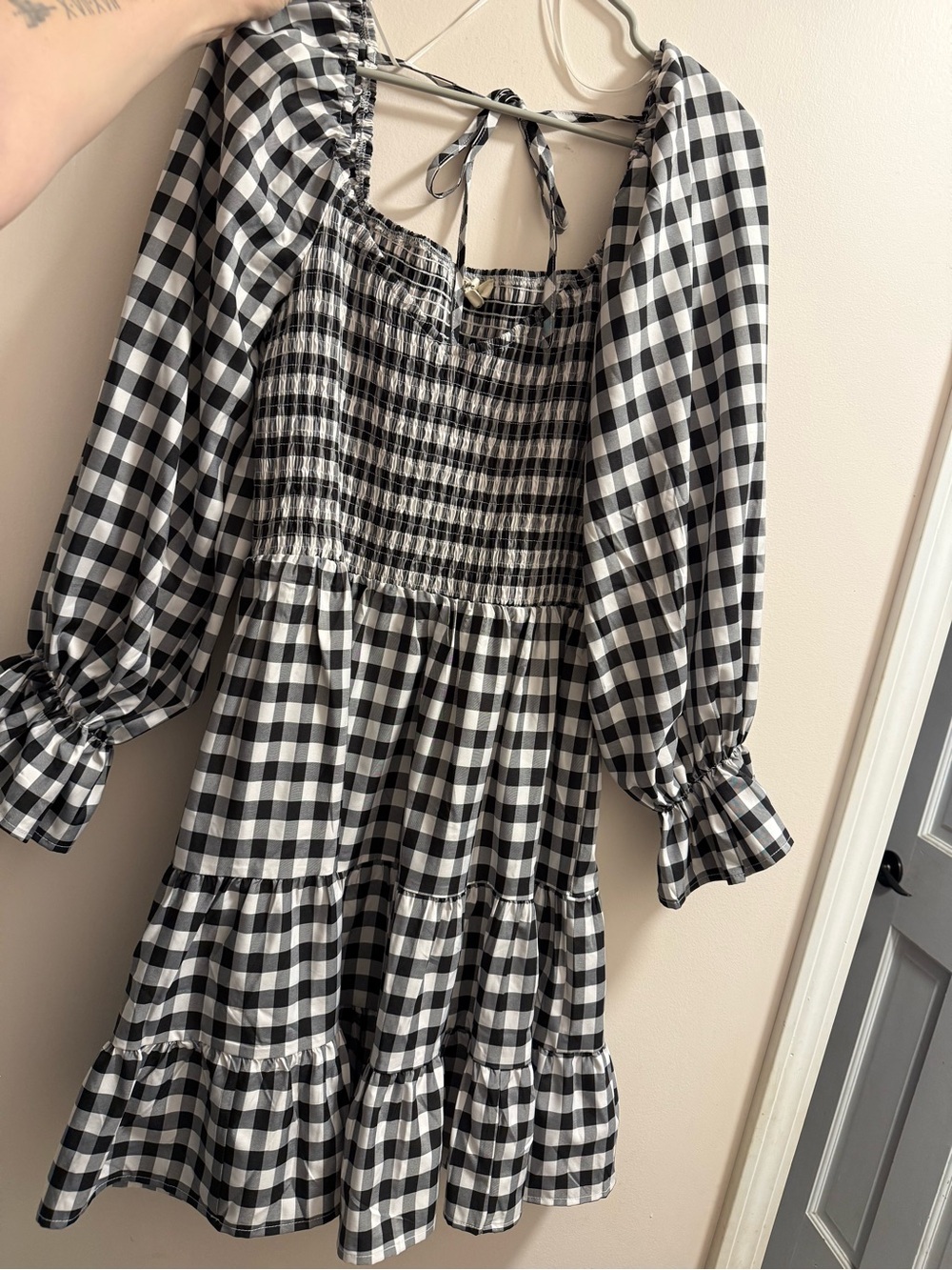 Women’s Black and White Gingham Puff-Sleeve smocked Dress